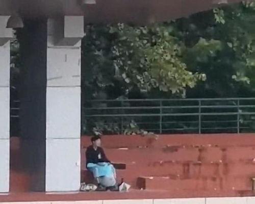 学生操场吃瓜视频,操场上的欢乐瞬间  第2张