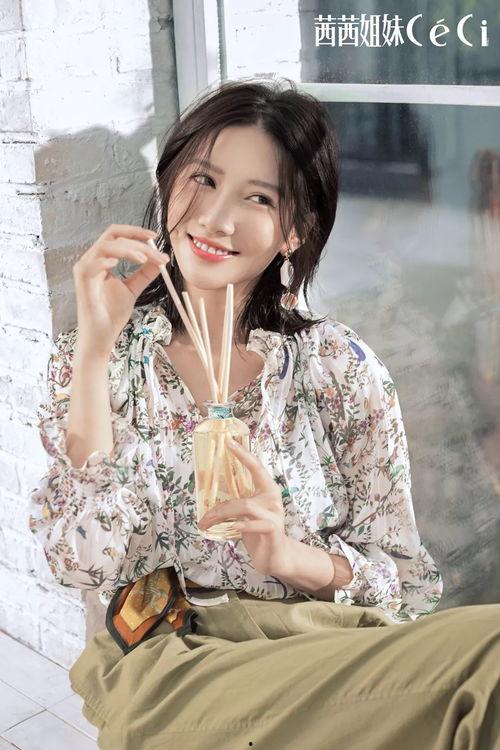 吃瓜最香的小姐姐视频,揭秘吃瓜最香小姐姐的趣味视频  第2张