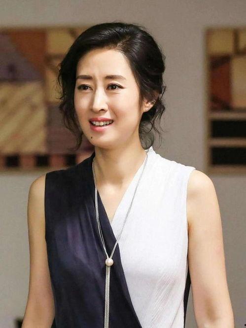 演员赵丽娟吃瓜图片视频,娱乐圈幕后趣闻大揭秘  第2张