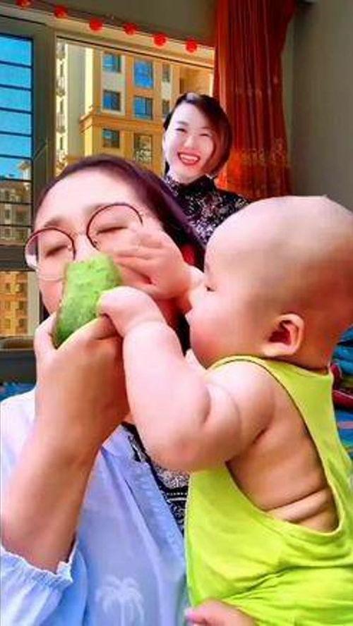 孩子搞笑吃瓜视频,小萌娃搞笑吃瓜瞬间,萌态十足引网友爆笑 第3张 孩子搞笑吃瓜视频,小萌娃搞笑吃瓜瞬间,萌态十足引网友爆笑 第3张