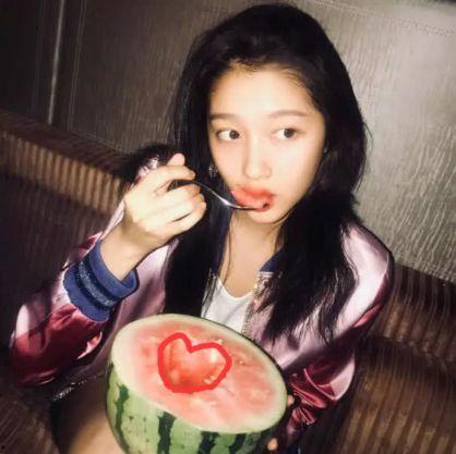 关晓彤吃瓜上热搜的视频,热搜榜上再添新话题  第2张