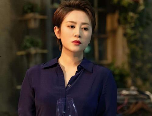 新人女演员和导演吃瓜视频,幕后故事曝光引热议