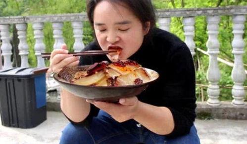 吃瓜群众农村妇女视频播放,揭秘乡村生活趣味瞬间  第3张