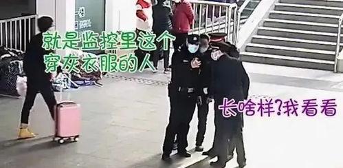 吃瓜男子被民警抓视频,民警现场执法引网友热议