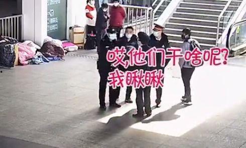 吃瓜男子被民警抓视频,民警现场执法引网友热议 第3张 吃瓜男子被民警抓视频,民警现场执法引网友热议 第3张